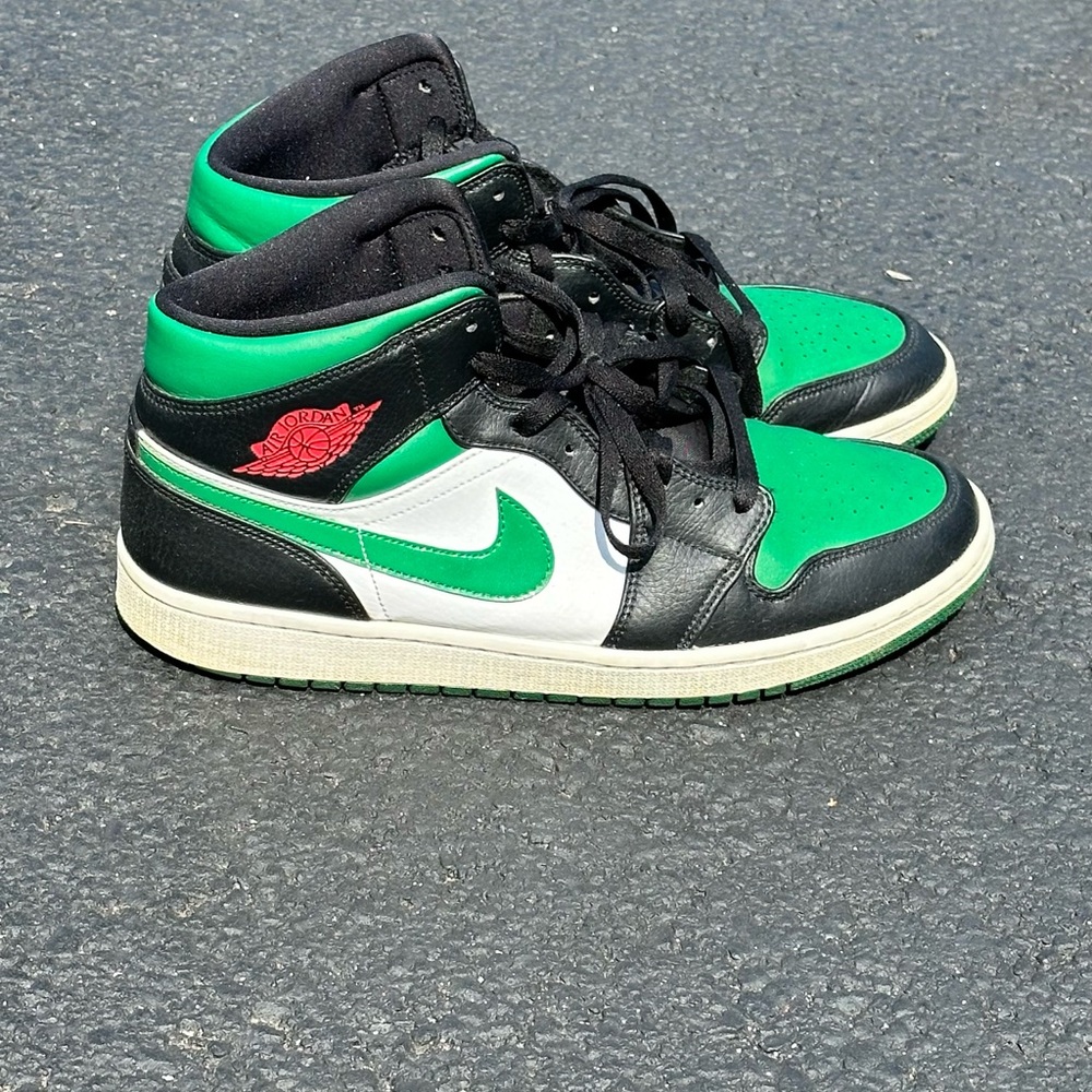Nike Air Retro Jordan 1 Black and Green High-Tops